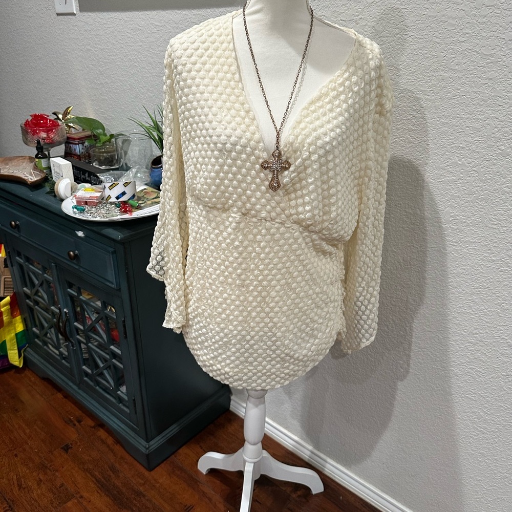Style and Co. woman Cream Textured V-Neck blouse size 3x